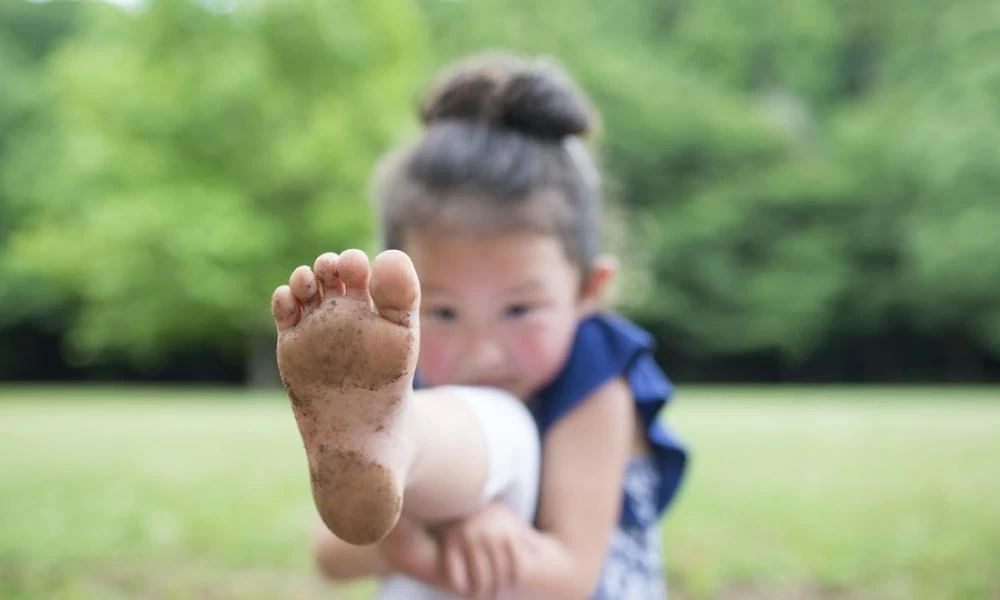 Επιτρέπεται τα παιδιά να περπατούν ξυπόλυτα;